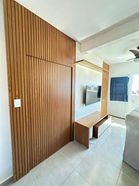 Painel de TV com Porta de correr no ripado